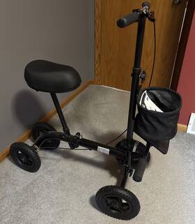 712-048 Homcom Medical Scooter Steerable Adjustable Knee Walker With Dual Braking And 10 Inch Wheel